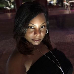 Meet your Posher, Adrianne